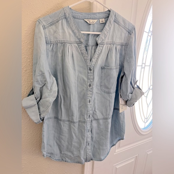 NWT 👕 Cafe Marrakesh Women’s Button Up in Soft Denim Color. - Picture 1 of 4